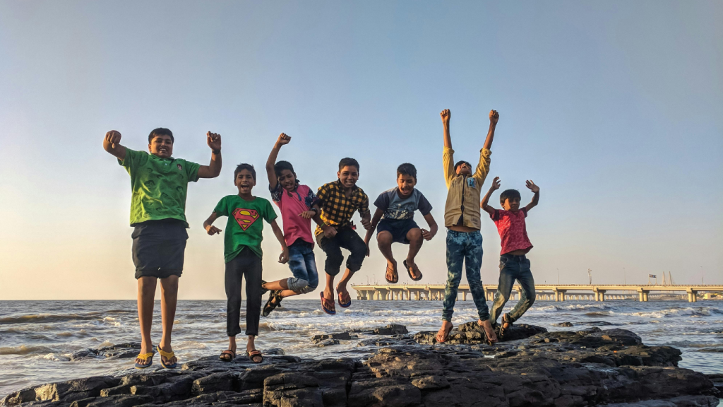 How to build a close relationship with the mother baby?