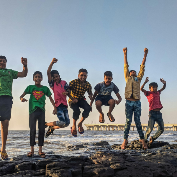 How to build a close relationship with the mother baby?