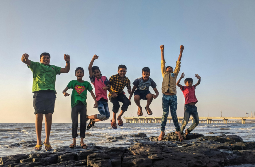 How to build a close relationship with the mother baby?