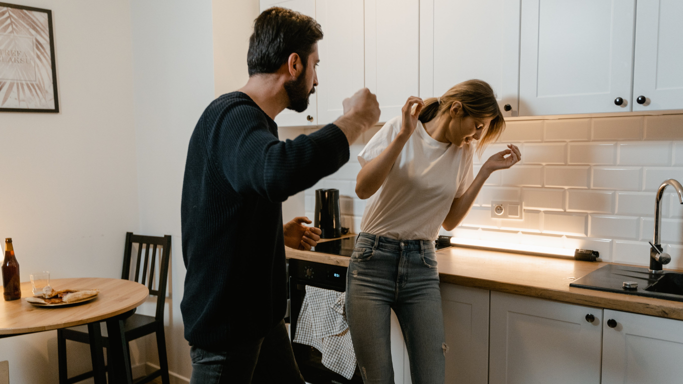 ගෘහස්ත ප්‍රචණ්ඩත්වය දරුවන්ට බලපාන ආකාරය පිලිබඳ ඔබ දැනුවත්ද?