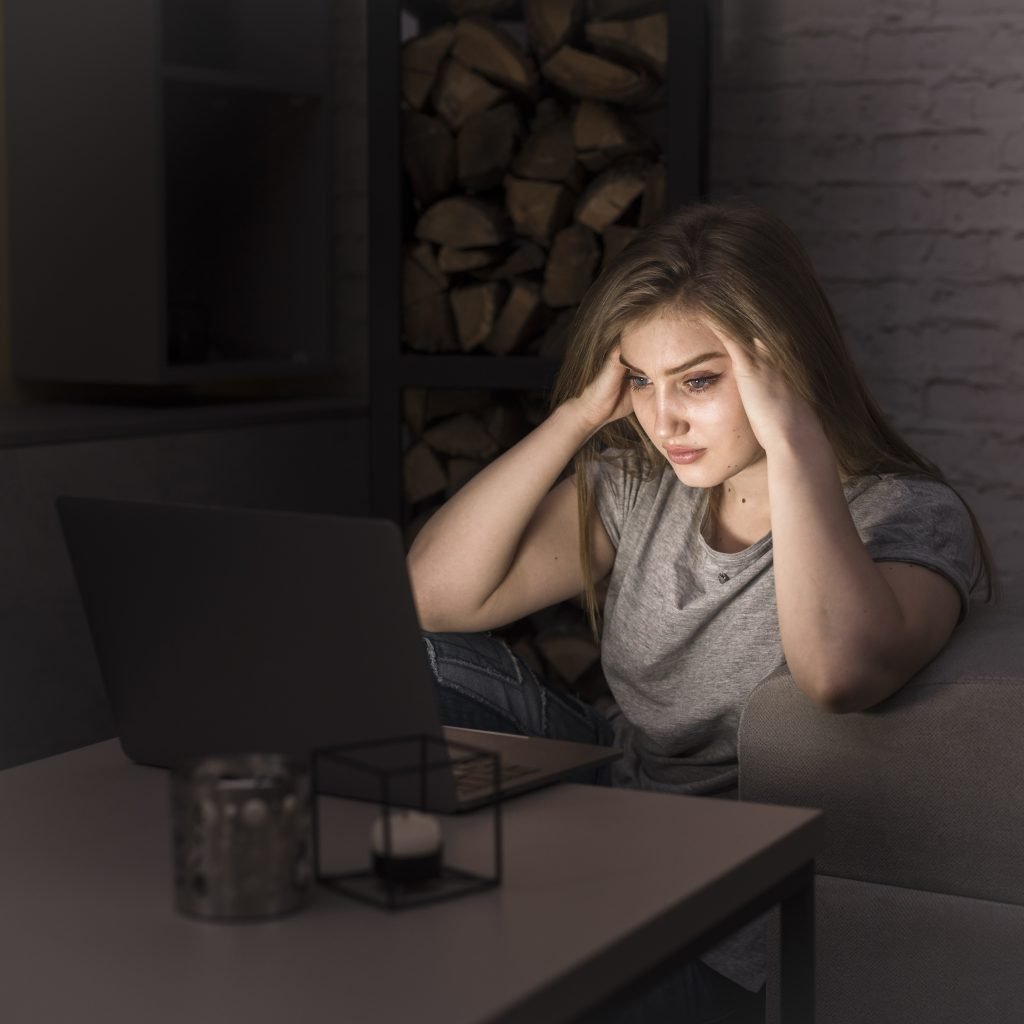 ඔබත් නිතරම Screen එක ඉදිරියේ කණ්ණාඩි පැළඳීමෙන් තොරව වැඩ කරනවා ද ?