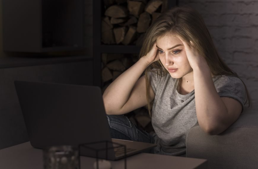 ඔබත් නිතරම Screen එක ඉදිරියේ කණ්ණාඩි පැළඳීමෙන් තොරව වැඩ කරනවා ද ?