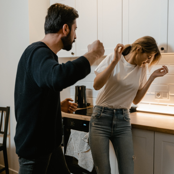 ගෘහස්ත ප්‍රචණ්ඩත්වය දරුවන්ට බලපාන ආකාරය පිලිබඳ ඔබ දැනුවත්ද?